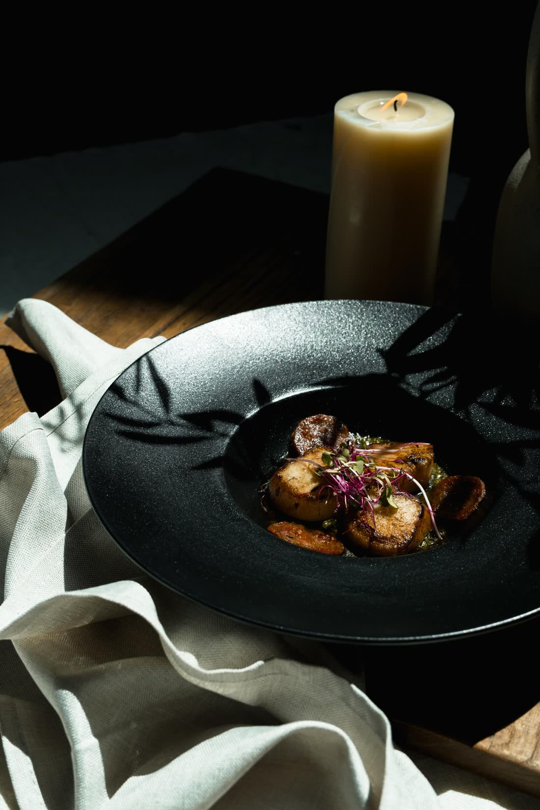 Fine-Dining-Gericht in dramatischem Licht