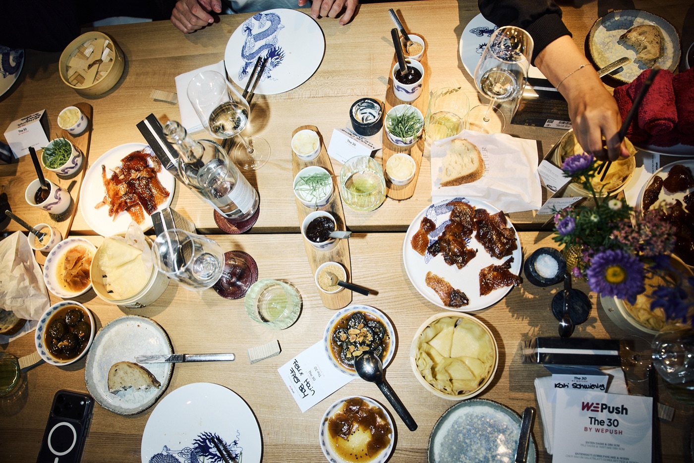 Gedeckte Tafel mit Fine-Dining-Gängen beim The 30 im Hotel Orania Berlin